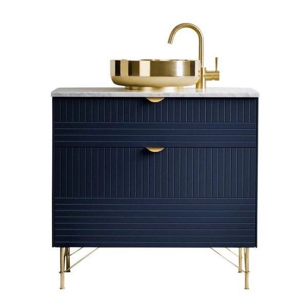 mobile bagno di design blu notte con lavabo e rubinetteria oro