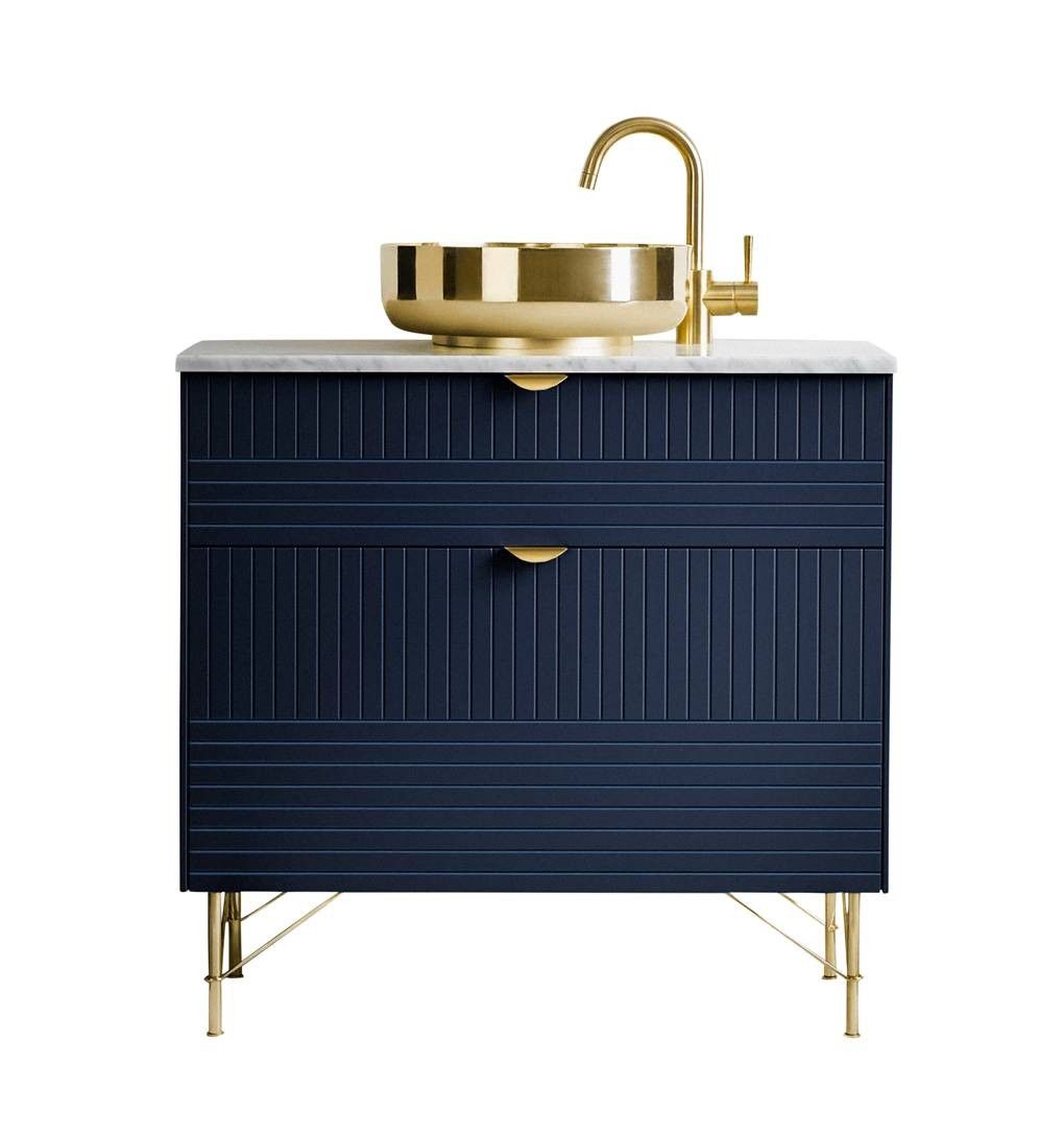 mobile bagno di design blu notte con lavabo e rubinetteria oro